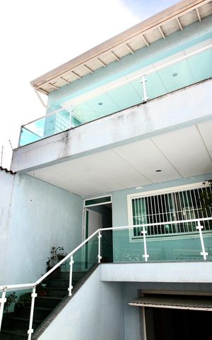 Casa à venda com 302m², 3 quartos e 4 vagas Casa à venda com 302m², 3 quartos e 4 vagasFachada