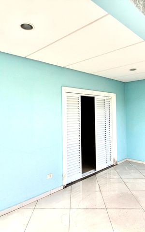 Casa à venda com 302m², 3 quartos e 4 vagas Casa à venda com 302m², 3 quartos e 4 vagasVaranda do quarto de serviço