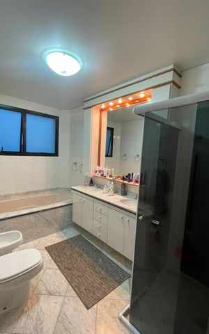 Apartamento à venda com 200m², 4 quartos e 3 vagas Apartamento à venda com 200m², 4 quartos e 3 vagasBanheiro