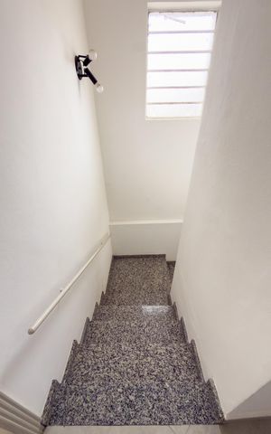 Casa para alugar com 150m², 2 quartos e 5 vagas Casa para alugar com 150m², 2 quartos e 5 vagasEscadas