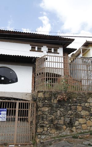 Casa à venda com 454m², 5 quartos e 4 vagasFachada