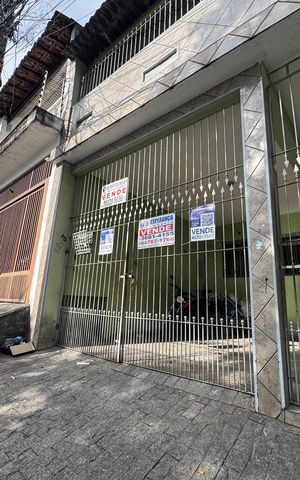 Casa à venda com 150m², 5 quartos e 2 vagas Casa à venda com 150m², 5 quartos e 2 vagasFachada com placa