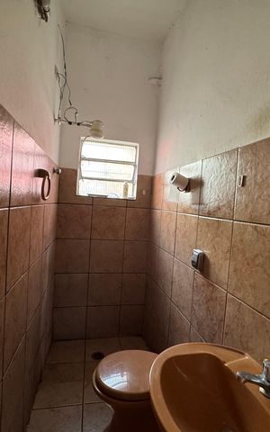 Casa à venda com 150m², 5 quartos e 2 vagas Casa à venda com 150m², 5 quartos e 2 vagasBanheiro Casa 02