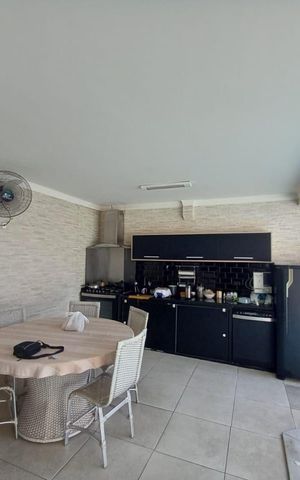 Casa à venda com 256m², 3 quartos e 5 vagas