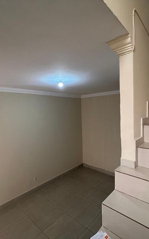 Casa à venda com 59m², 2 quartos e sem vaga Casa à venda com 59m², 2 quartos e sem vagaEscada