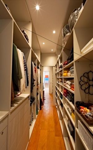 Casa de condomínio à venda com 300m², 4 quartos e 2 vagas Casa de condomínio à venda com 300m², 4 quartos e 2 vagasCloset