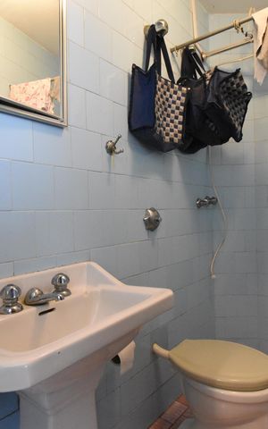 Casa de condomínio à venda com 250m², 3 quartos e 2 vagasBanheiro de serviço