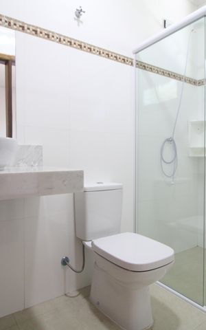 Casa de condomínio à venda com 173m², 2 quartos e 2 vagasBanheiro da suíte 1