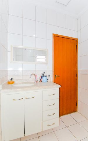 Casa à venda com 200m², 2 quartos e 1 vagaBanheiro