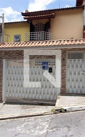 Casa à venda com 114m², 2 quartos e 3 vagas Casa à venda com 114m², 2 quartos e 3 vagasFachada