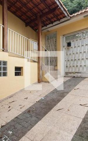 Casa à venda com 114m², 2 quartos e 3 vagas Casa à venda com 114m², 2 quartos e 3 vagasÁrea externa