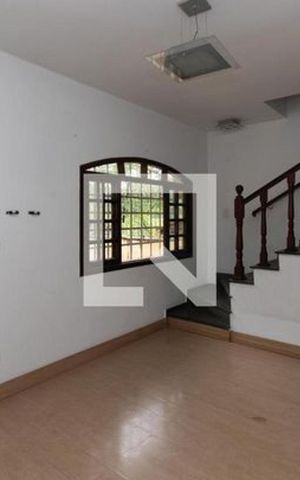 Casa à venda com 114m², 2 quartos e 3 vagas Casa à venda com 114m², 2 quartos e 3 vagasSala