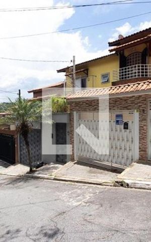 Casa à venda com 114m², 2 quartos e 3 vagas Casa à venda com 114m², 2 quartos e 3 vagasFachada