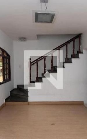 Casa à venda com 114m², 2 quartos e 3 vagas Casa à venda com 114m², 2 quartos e 3 vagasSala