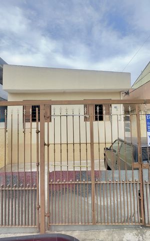 Casa à venda com 155m², 5 quartos e 3 vagas Casa à venda com 155m², 5 quartos e 3 vagasPlaca instalada na fachada do imóvel