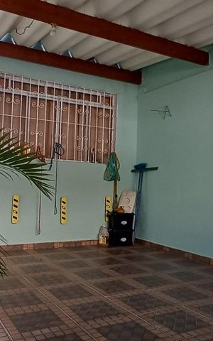 Casa à venda com 80m², 3 quartos e 2 vagas Casa à venda com 80m², 3 quartos e 2 vagasÁrea externa