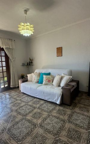 Casa à venda com 233m², 4 quartos e 2 vagas Casa à venda com 233m², 4 quartos e 2 vagasSala