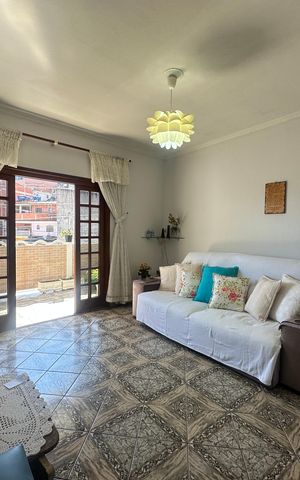 Casa à venda com 233m², 4 quartos e 2 vagas Casa à venda com 233m², 4 quartos e 2 vagasSala
