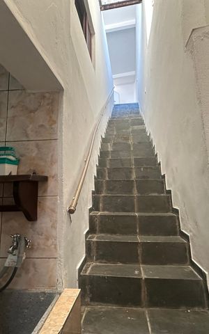 Casa à venda com 233m², 4 quartos e 2 vagas Casa à venda com 233m², 4 quartos e 2 vagasEscada