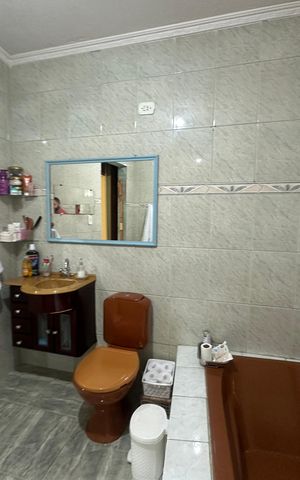 Casa à venda com 233m², 4 quartos e 2 vagas Casa à venda com 233m², 4 quartos e 2 vagasBanheiro da Suíte