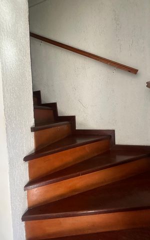 Casa à venda com 233m², 4 quartos e 2 vagas Casa à venda com 233m², 4 quartos e 2 vagasEscada