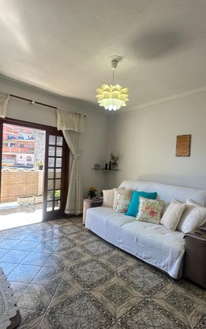 Casa à venda com 233m², 4 quartos e 2 vagas Casa à venda com 233m², 4 quartos e 2 vagasSala