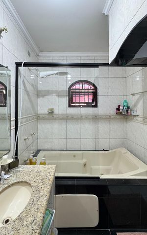 Casa à venda com 210m², 3 quartos e 2 vagas Casa à venda com 210m², 3 quartos e 2 vagasBanheiro - Suíte