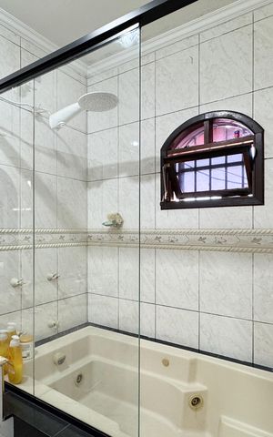 Casa à venda com 210m², 3 quartos e 2 vagas Casa à venda com 210m², 3 quartos e 2 vagasBanheiro - Suíte