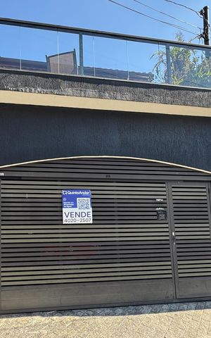 Casa à venda com 210m², 3 quartos e 2 vagas Casa à venda com 210m², 3 quartos e 2 vagasFachada