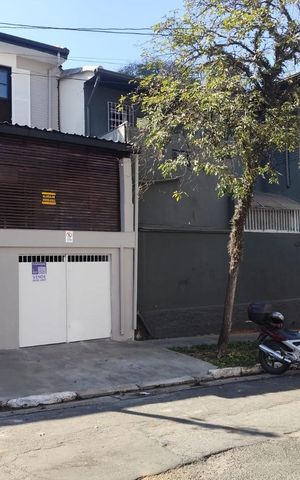 Casa à venda com 140m², 1 quarto e 1 vaga Casa à venda com 140m², 1 quarto e 1 vagaFachada