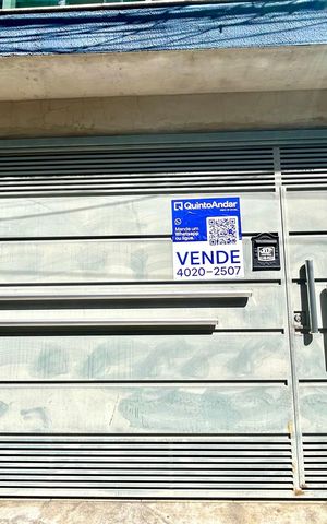 Casa à venda com 250m², 4 quartos e 2 vagas Casa à venda com 250m², 4 quartos e 2 vagasPlaca instalada na fachada do imóvel