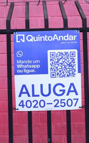Apartamento para alugar com 58m², 2 quartos e 1 vagaPlaca GRANDE instalada na grade da fachada do condomínio, dia 14.08.2026 - Código da placa: FEWQ-1308