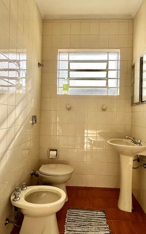 Casa à venda com 199m², 4 quartos e 2 vagas Casa à venda com 199m², 4 quartos e 2 vagasBanheiro Corredor
