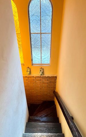 Casa à venda com 199m², 4 quartos e 2 vagas Casa à venda com 199m², 4 quartos e 2 vagasEscada