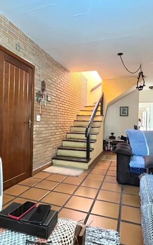 Casa à venda com 199m², 4 quartos e 2 vagas Casa à venda com 199m², 4 quartos e 2 vagasSala