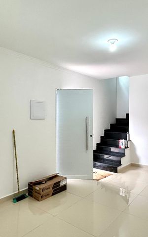 Casa à venda com 125m², 3 quartos e 2 vagas Casa à venda com 125m², 3 quartos e 2 vagasSala