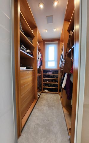 Apartamento à venda com 300m², 4 quartos e 5 vagas Apartamento à venda com 300m², 4 quartos e 5 vagasCloset