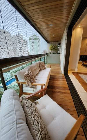 Apartamento à venda com 300m², 4 quartos e 5 vagas Apartamento à venda com 300m², 4 quartos e 5 vagasVaranda