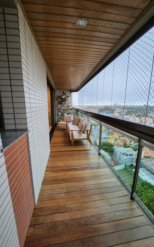 Apartamento à venda com 300m², 4 quartos e 5 vagas Apartamento à venda com 300m², 4 quartos e 5 vagasVaranda