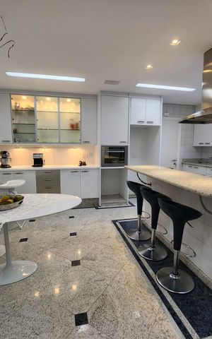Apartamento à venda com 300m², 4 quartos e 5 vagas Apartamento à venda com 300m², 4 quartos e 5 vagasCozinha