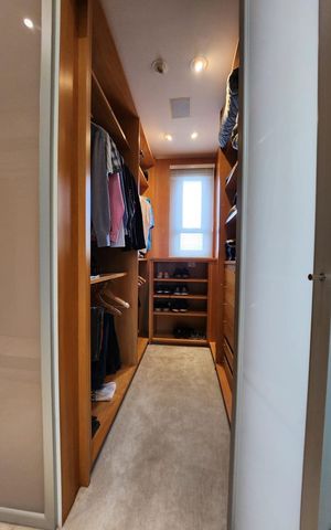 Apartamento à venda com 300m², 4 quartos e 5 vagas Apartamento à venda com 300m², 4 quartos e 5 vagasCloset