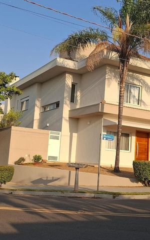 Casa de condomínio à venda com 332m², 4 quartos e 4 vagas Casa de condomínio à venda com 332m², 4 quartos e 4 vagasFachada