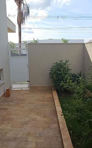Casa de condomínio à venda com 332m², 4 quartos e 4 vagas Casa de condomínio à venda com 332m², 4 quartos e 4 vagasÁrea externa