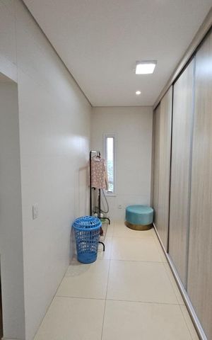 Casa de condomínio à venda com 332m², 4 quartos e 4 vagas Casa de condomínio à venda com 332m², 4 quartos e 4 vagasCorredor