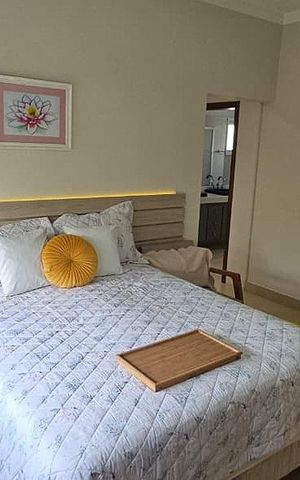 Casa de condomínio à venda com 332m², 4 quartos e 4 vagas Casa de condomínio à venda com 332m², 4 quartos e 4 vagasQuarto