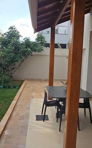Casa de condomínio à venda com 332m², 4 quartos e 4 vagas Casa de condomínio à venda com 332m², 4 quartos e 4 vagasÁrea externa