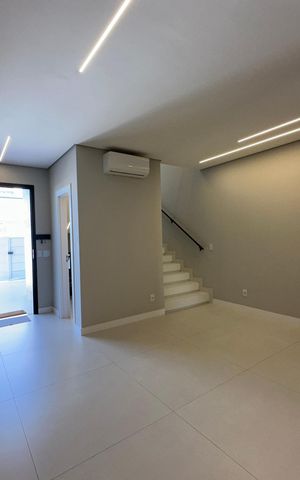 Casa à venda com 138m², 3 quartos e 2 vagas Casa à venda com 138m², 3 quartos e 2 vagasSala