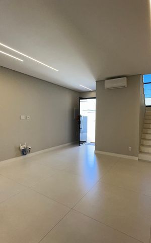 Casa à venda com 138m², 3 quartos e 2 vagas Casa à venda com 138m², 3 quartos e 2 vagasSala