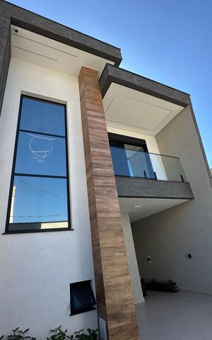 Casa à venda com 138m², 3 quartos e 2 vagas Casa à venda com 138m², 3 quartos e 2 vagasFachada
