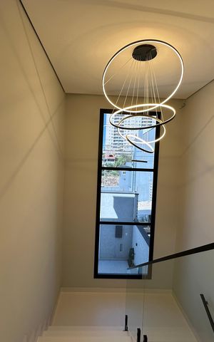 Casa à venda com 138m², 3 quartos e 2 vagas Casa à venda com 138m², 3 quartos e 2 vagasEscada